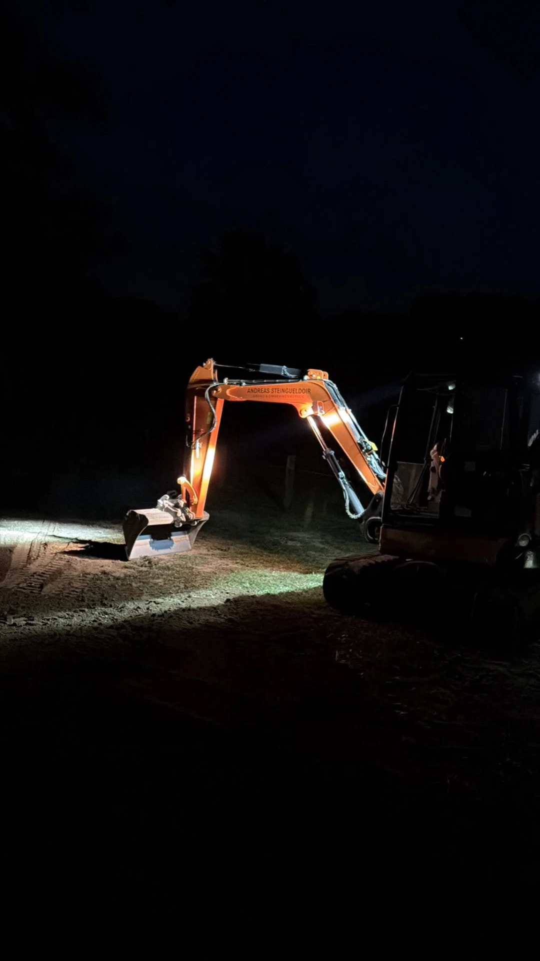 Minigraver aan het werk bij avondlicht