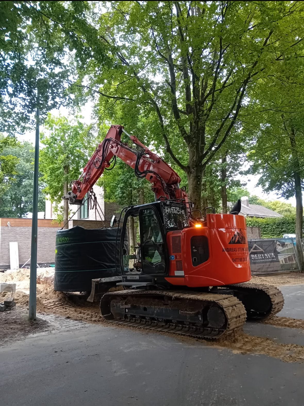 Graafmachine plaatst een ondergrondse put op een werf